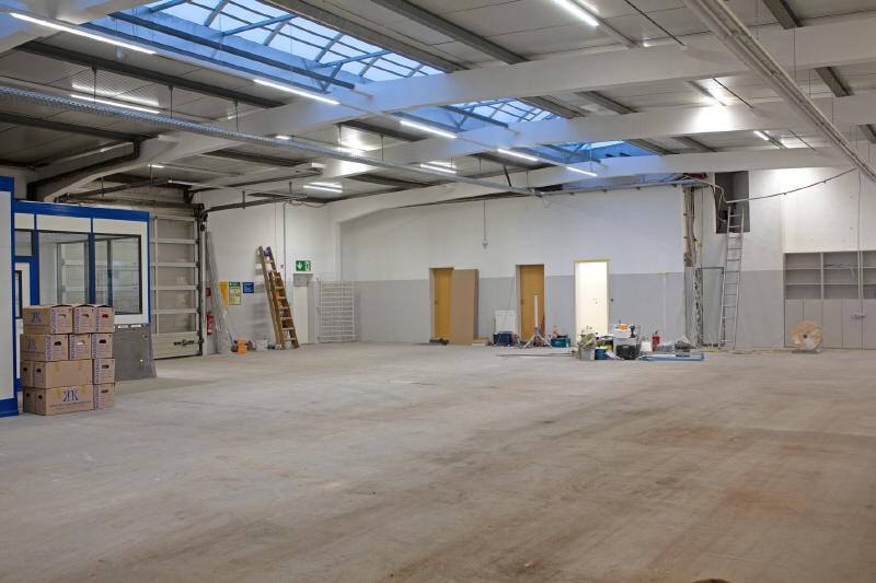 Gewerbehalle mit Büroeinheiten und Lagerfläche zimmer