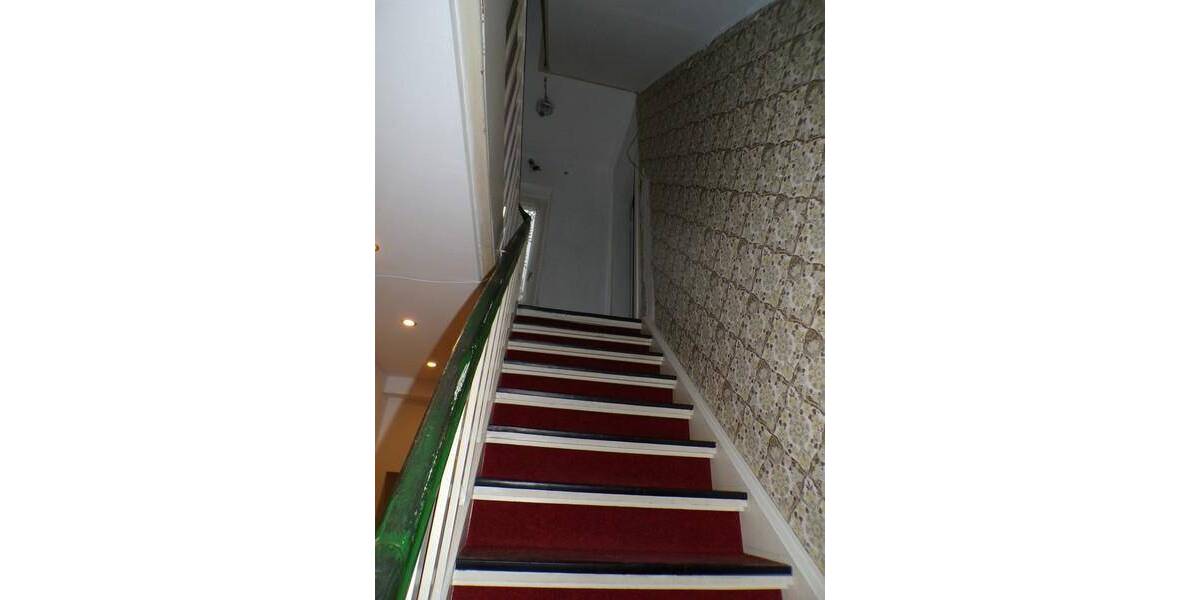 geräumiges Einfamilienhaus mit Anbau, Nebengebäude incl. Garagen, Vorhof und Innenhof 8 zimmer