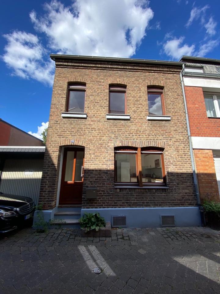 Haus mit großer Dachterrasse, Garten und Garagen in der Altstadt