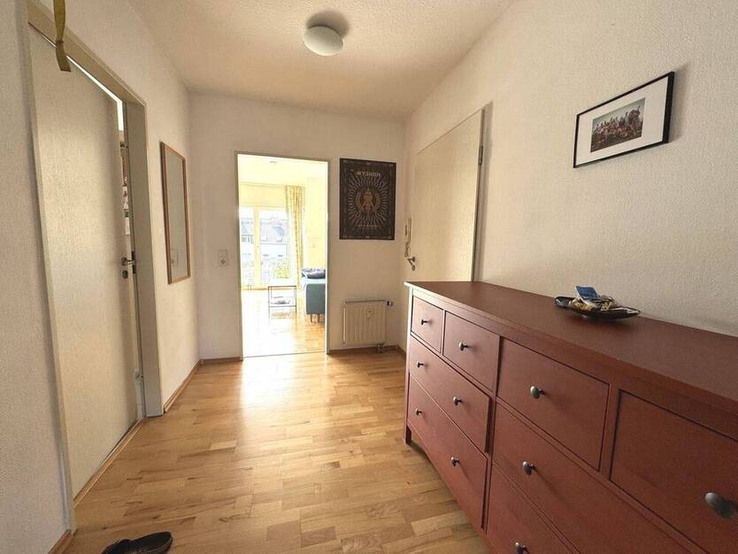 Helle 2 Zimmer Dachgeschoßwohnung mit Balkon und Tiefgaragenplatz
