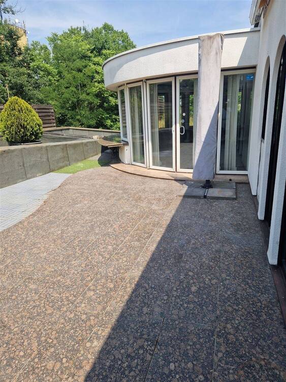 Großzügige 5 Zimmer-Wohnung mit Einbauküche und Terrasse 5 zimmer