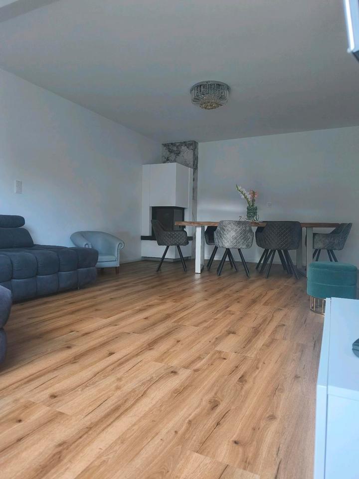 Lichtdurchflutete DG-Wohnung mit Garage, Kamin und Garten
