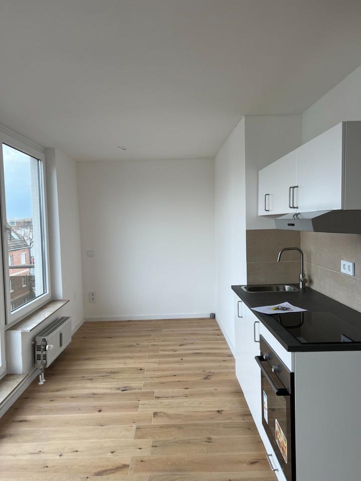 Helles Apartment im Dachgeschoss mit großem Balkon in Raderthal zimmer