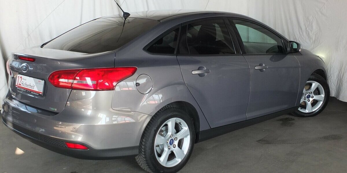Ford Focus KLIMAUTOMATIK PARKPILOT 4-TÜRIG 118.919 km 6.998 € Köln 50858