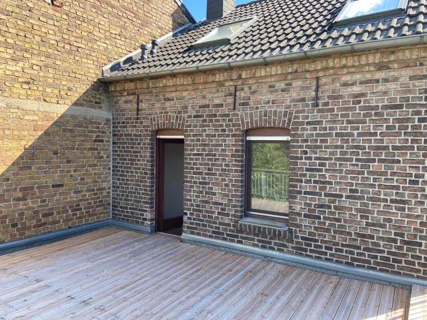 Haus mit großer Dachterrasse, Garten und Garagen in der Altstadt