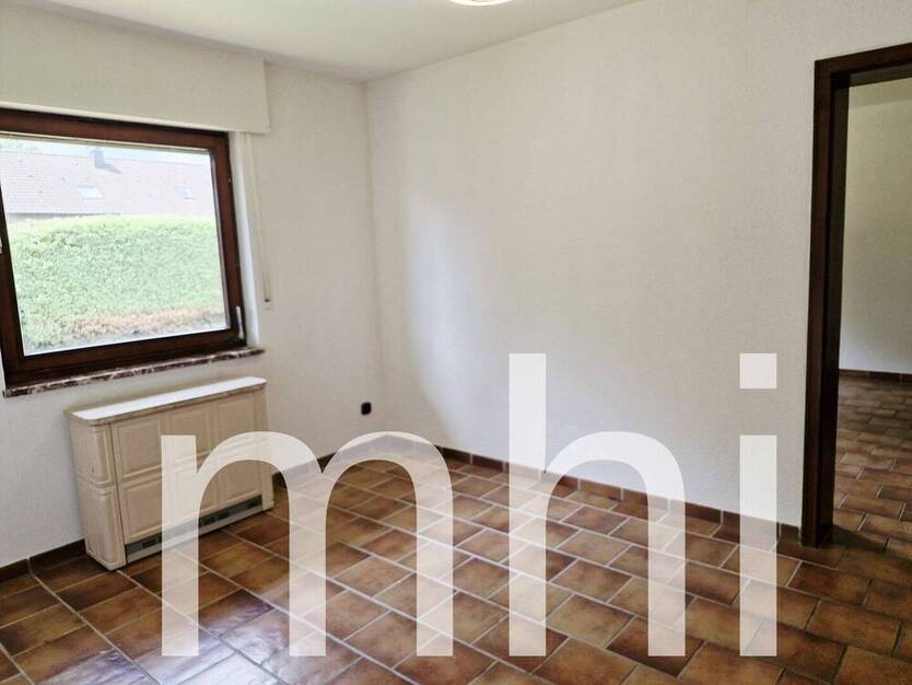 Much Hündekausen: Kleiner Bungalow mit 2 Garagen für die kleine Familie.