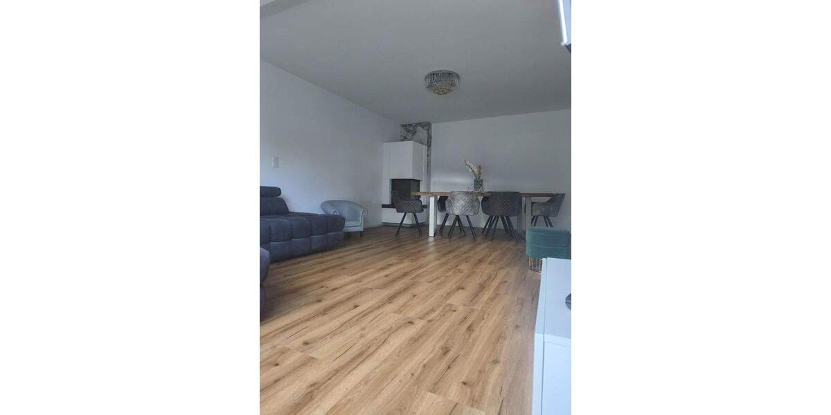 Lichtdurchflutete Wohnung mit Garage, Kamin und eigenem Garten im freistehendem Haus 3 zimmer