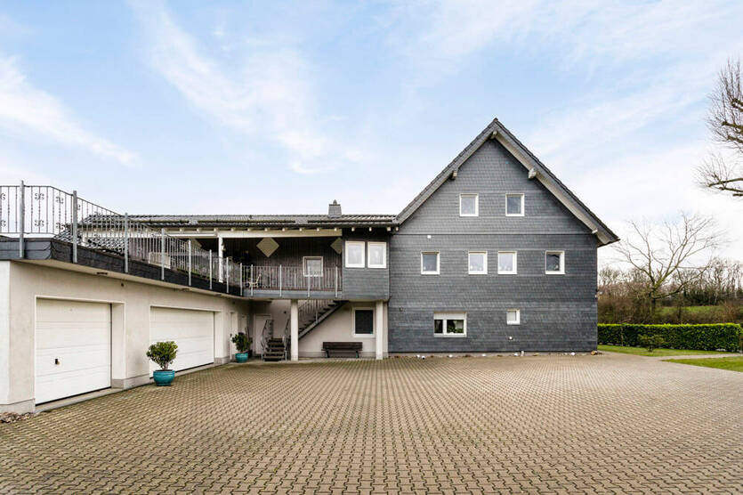 Mehrgenerationenhaus mit zwei Wohneinheiten und einer Gewerbeeinheit