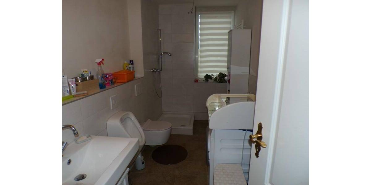 geräumiges Einfamilienhaus mit Anbau, Nebengebäude incl. Garagen, Vorhof und Innenhof 8 zimmer