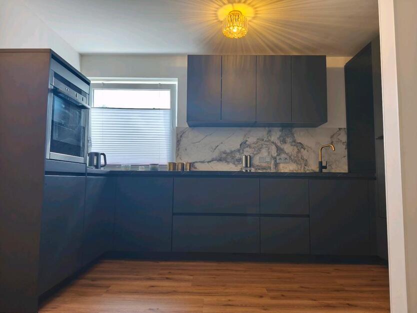 Lichtdurchflutete DG-Wohnung mit Garage, Kamin und Garten