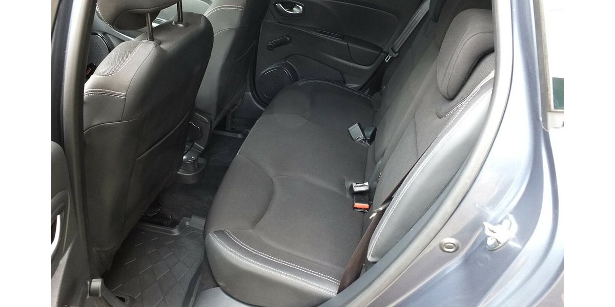 Renault Clio BLACK WEEK 25: EXPRESSION NAVI PARCTRONIC STA 118.021 km 7.904 € Köln 50858