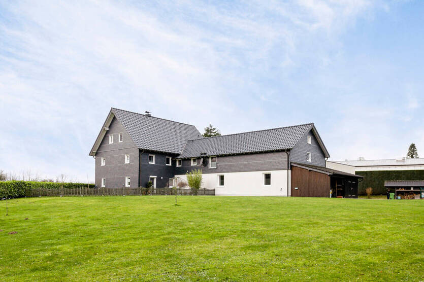 Mehrgenerationenhaus mit zwei Wohneinheiten und einer Gewerbeeinheit