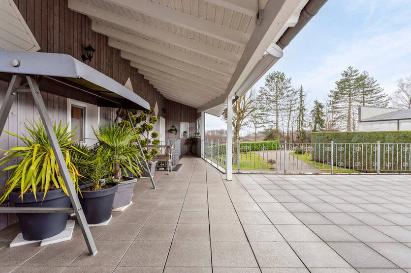 Mehrgenerationenhaus mit zwei Wohneinheiten und einer Gewerbeeinheit