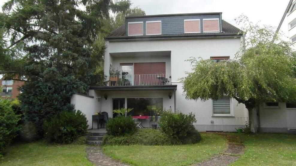 Freistehendes gepflegtes Dreiparteienhaus schöner Garten und Garage - Wohnung im Erdgeschoss bezugsfrei - beliebter Wohnort Köln Weiß