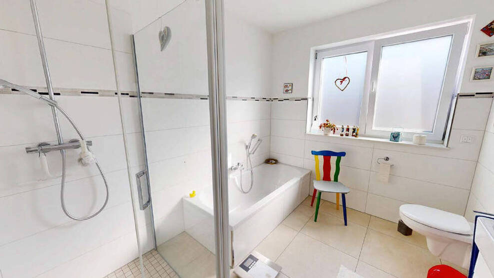 Top-Investment! Junges, energieeffizientes 6-Familienhaus mit 5 Garagen! (MB 4814)