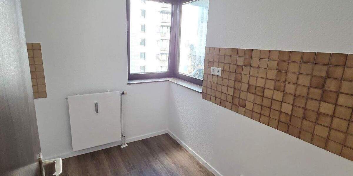 Renovierte 3-Zimmer-Wohnung mit neuem Boden, neuen Wänden, Balkon, Wannenbad, Gäste-WC, Aufzug 3 zimmer