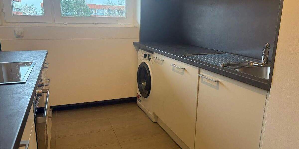 NEUES Bad* NEUER Boden* NEUES Wohngefühl* NEUE Einbauküche* 3 Zimmer + Balkon, Gäste-WC, Aufzug 3 zimmer