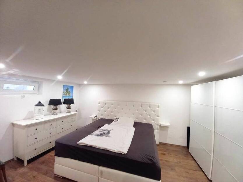 CITYHOUSE: Freistehendes Einfamilienhaus mit Traumgarten, Wintergarten, Kamin, Sauna und Garage