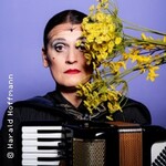 Carmela de Feo ist La Signora - groß! blond! erfolgreich! I HumorZone