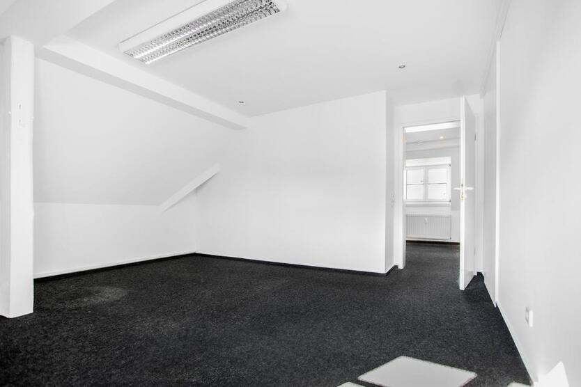 Büro mit herrlichem Blick , frischgestrichen - sofort Bezug möglich zimmer