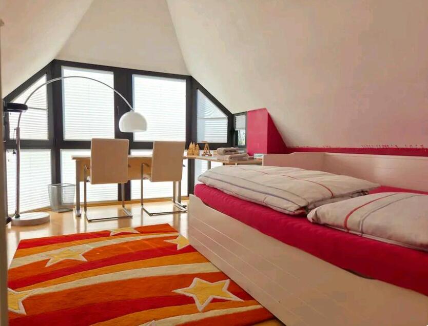 Möblierte Dachgeschosszimmer mit eigenem Bad - WG Köln zimmer