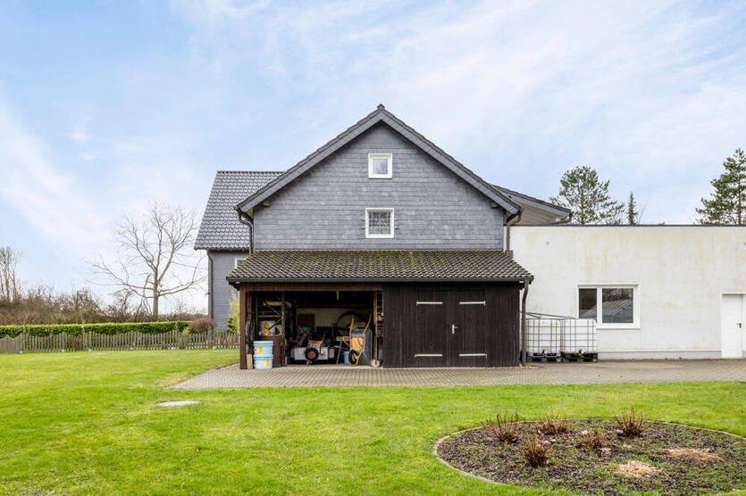Mehrgenerationenhaus mit zwei Wohneinheiten und einer Gewerbeeinheit