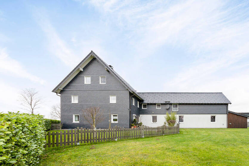 Mehrgenerationenhaus mit zwei Wohneinheiten und einer Gewerbeeinheit