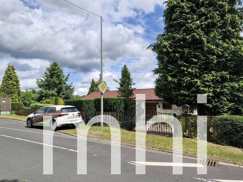 Much Hündekausen: Kleiner Bungalow mit 2 Garagen für die kleine Familie.