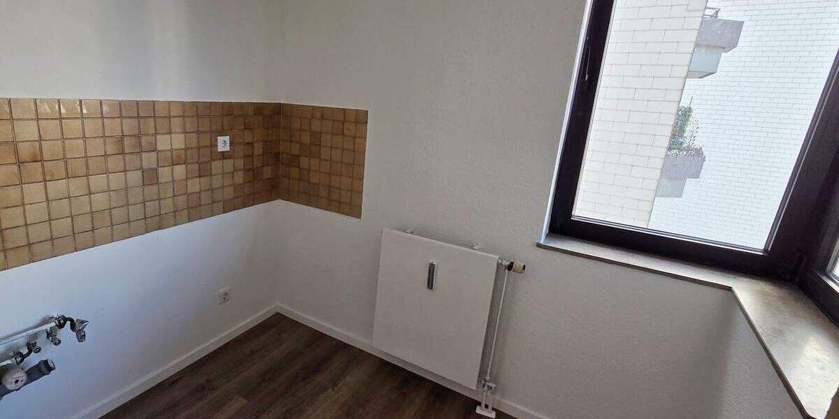 Renovierte 3-Zimmer-Wohnung mit neuem Boden, neuen Wänden, Balkon, Wannenbad, Gäste-WC, Aufzug 3 zimmer