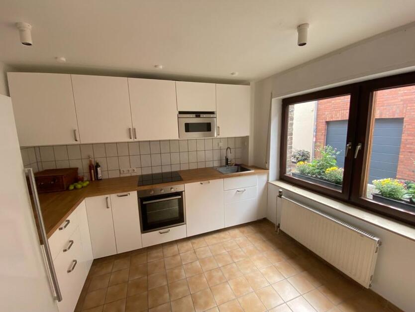 Haus mit großer Dachterrasse, Garten und Garagen in der Altstadt