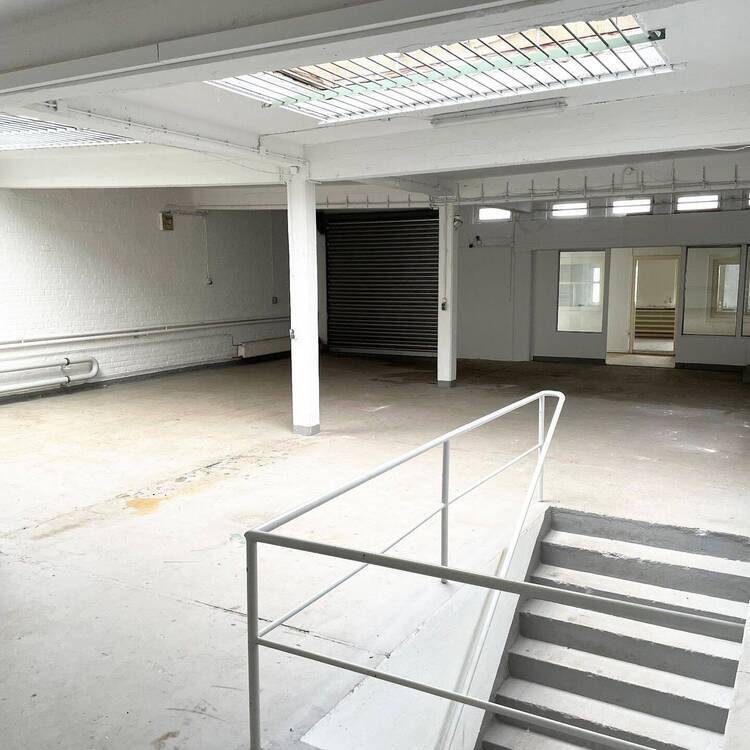 HalleKreativfläche mit Büro und Lagerkeller, Hintergebäude, LieferzufahrtTor, provisionsfrei