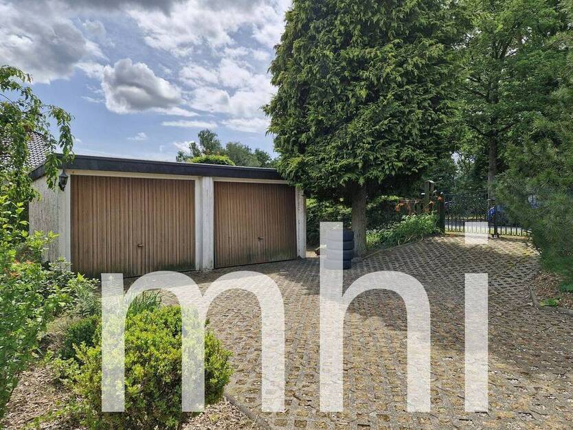 Much Hündekausen: Kleiner Bungalow mit 2 Garagen für die kleine Familie.