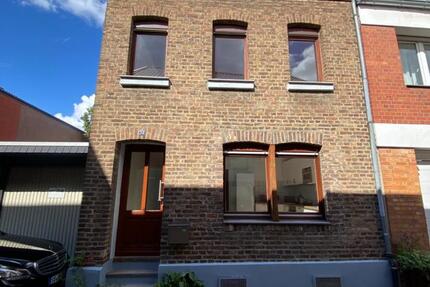 Haus mit großer Dachterrasse, Garten und Garagen in der Altstadt