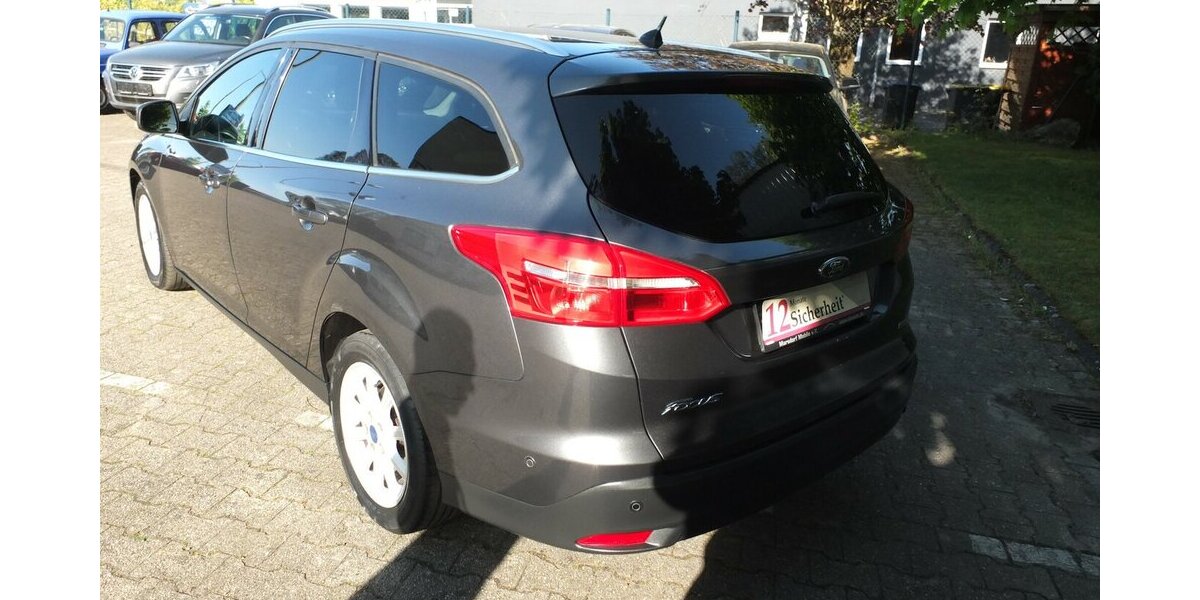 Ford Focus TITANIUM WM26: NAVI KLIMAAUT EINPARKHILFE 134.288 km 6.998 &euro; Köln 50858