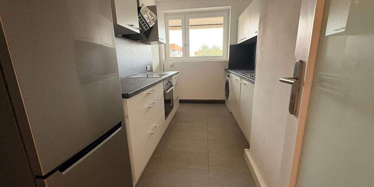 NEUES Bad* NEUER Boden* NEUES Wohngefühl* NEUE Einbauküche* 3 Zimmer + Balkon, Gäste-WC, Aufzug 3 zimmer